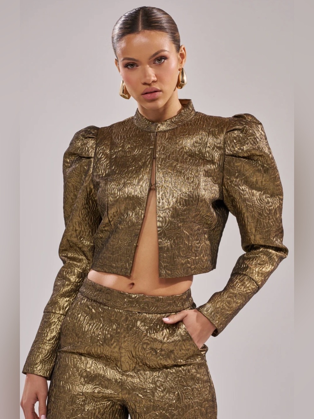NWT Akira Daphne Brocade Cropped Blazer In Gold. Size S